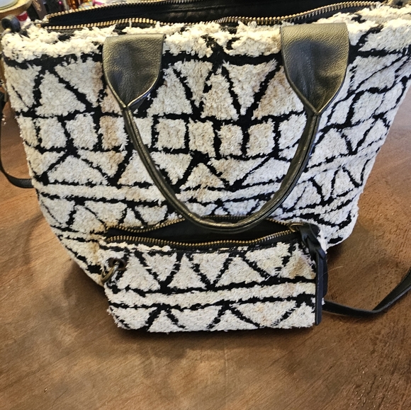 Universal thread matching crossbody. Again and makeup bag. Used good shape - Picture 1 of 5